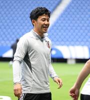 　笑顔を見せる日本代表・遠藤航（撮影・中田匡峻）