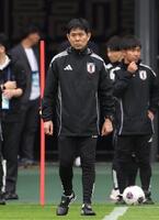 　ピッチに入る日本代表・森保監督（撮影・中田匡峻）
