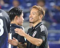 　日本の勝利を喜ぶ日本代表・長友佑都（撮影・北村雅宏）