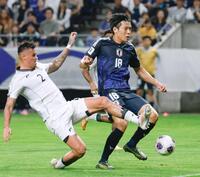 　後半、チーム５点目のゴールを決める町野（右）