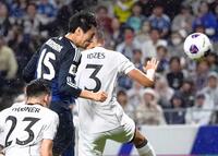 　前半、ヘディングで先制ゴールを決める鎌田