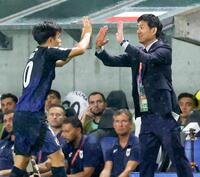 　ゴールを決めた久保（左）とタッチを交わす森保監督