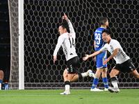 　後半、ゴールを決め喜ぶ京産大・長谷川（１４）