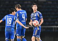 　後半、同点ゴールを決めた町田・藤尾（右）