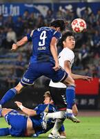 　後半、同点ゴールを決める町田・藤尾（９）