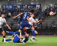 　後半、同点ゴールを決める町田・藤尾（９）
