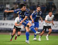 　後半、ＰＫを決める町田・相馬（左）