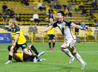 　延長後半、先制ゴールを決め、駆け出す東洋大・山之内（右）