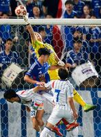 　後半、セーブするラインメール青森・ＧＫ広末（上）