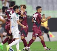 　前半、オウンゴールで先制し、喜ぶエリキ（右）ら