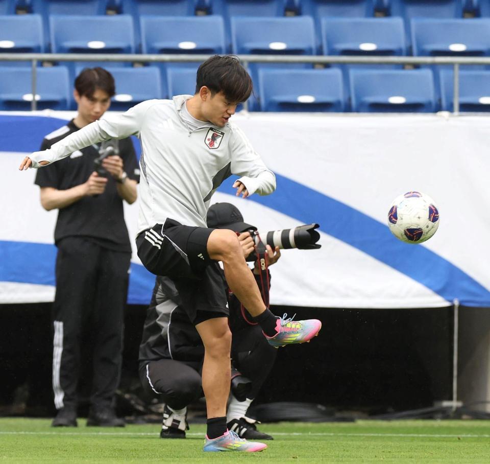 　練習をする日本代表・久保建英（撮影・中田匡峻）