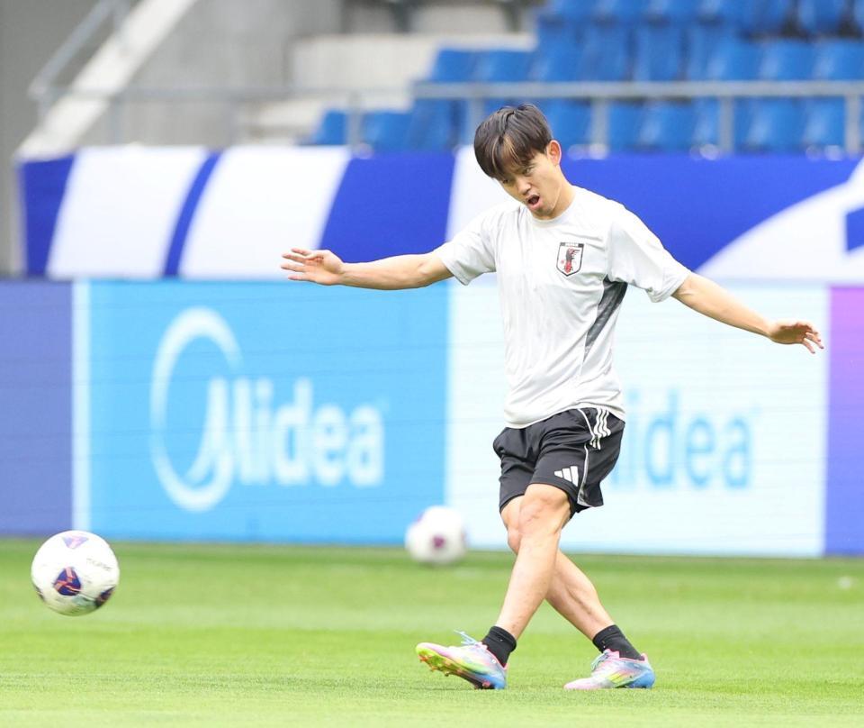 　練習に臨む日本代表・久保建英（撮影・中田匡峻）