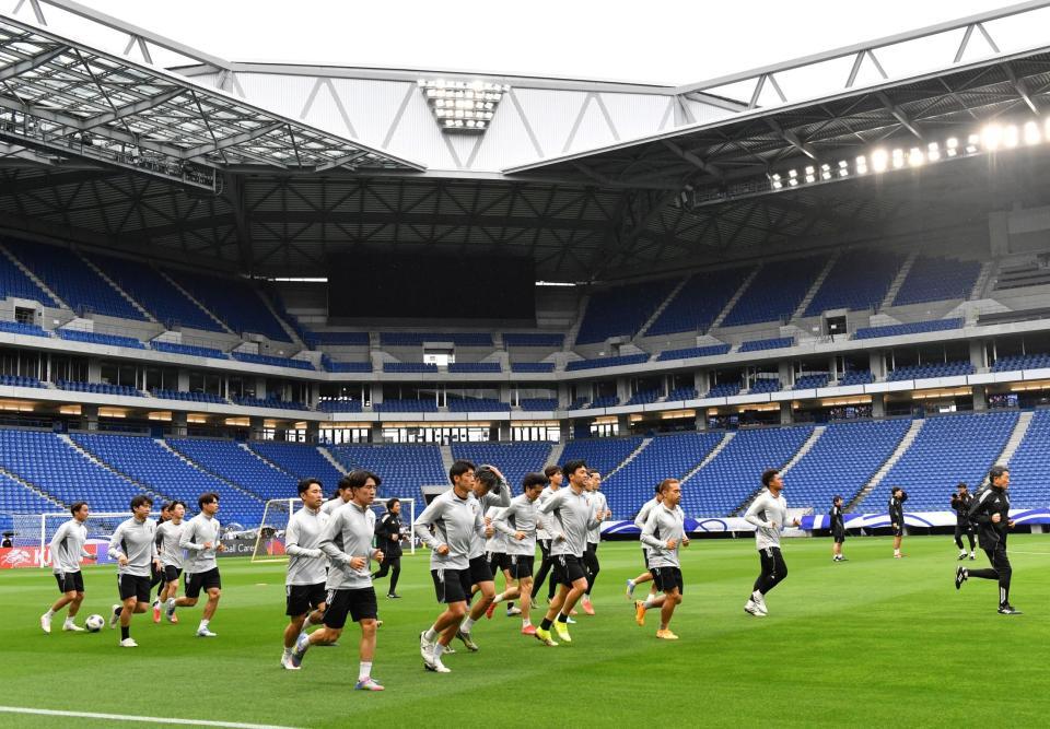 　ランニングをする日本代表の選手ら（撮影・中田匡峻）