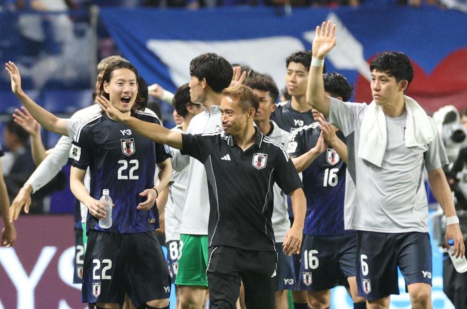 　日本の勝利を喜ぶ日本代表・長友佑都（中央）ら（撮影・北村雅宏）