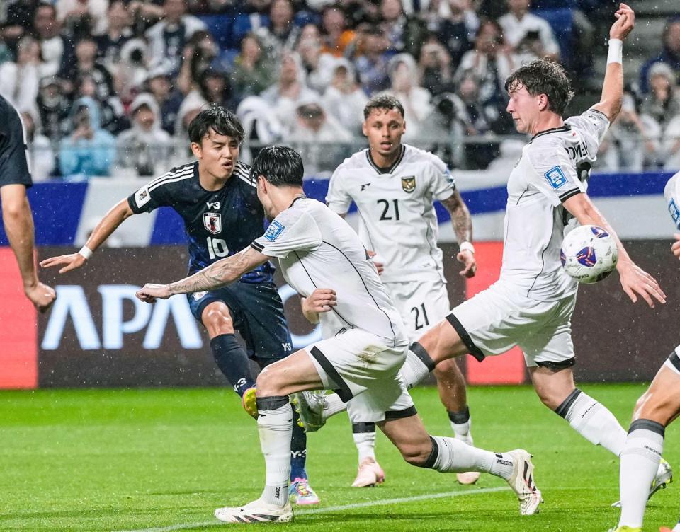 　チーム２点目のゴールを決める久保