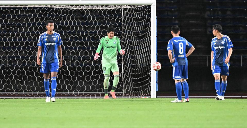 　後半、ゴールを決められ厳しい表情の町田・ＧＫ守田（中央）ら