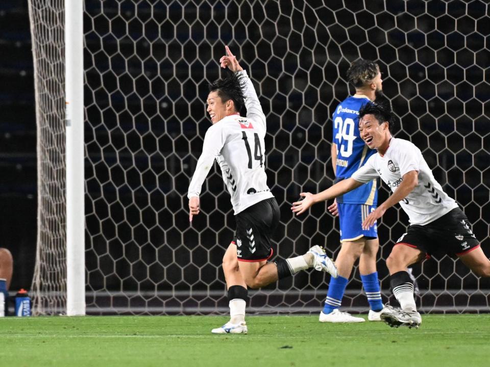 　後半、ゴールを決め喜ぶ京産大・長谷川（１４）