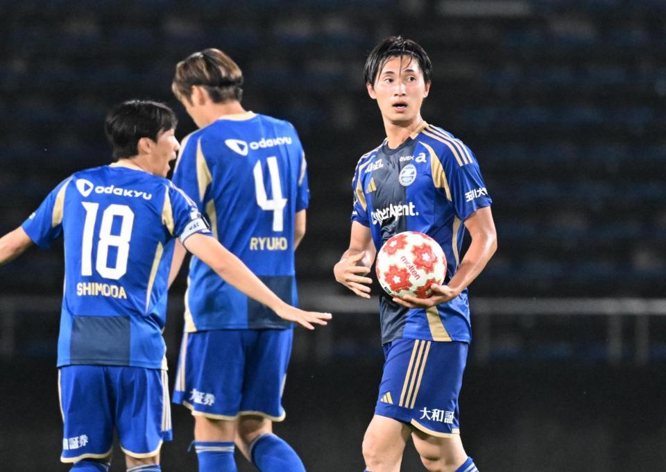 　後半、同点ゴールを決めた町田・藤尾（右）