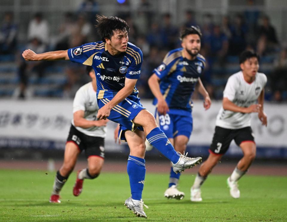 　後半、ＰＫを決める町田・相馬（左）