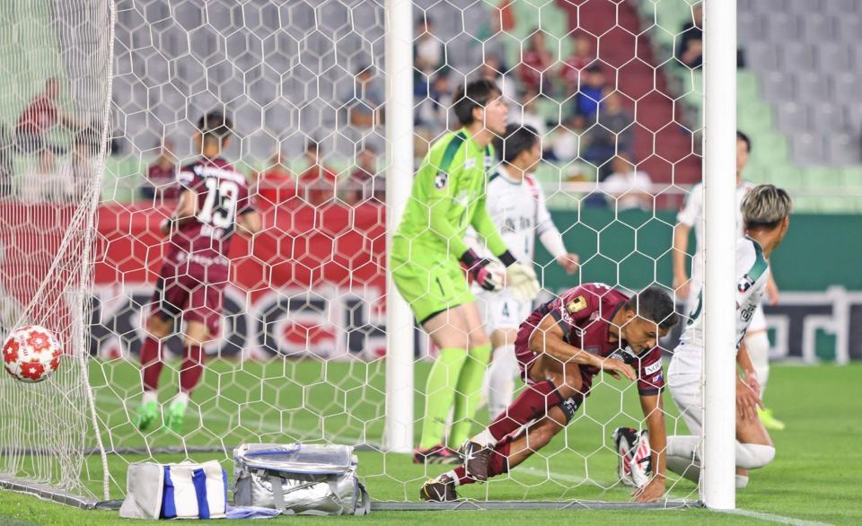 　前半、オウンゴールで神戸が先制する