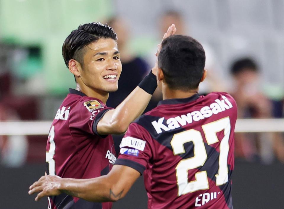 　前半、オウンゴールで先制し、喜ぶ佐々木（左）とエリキ