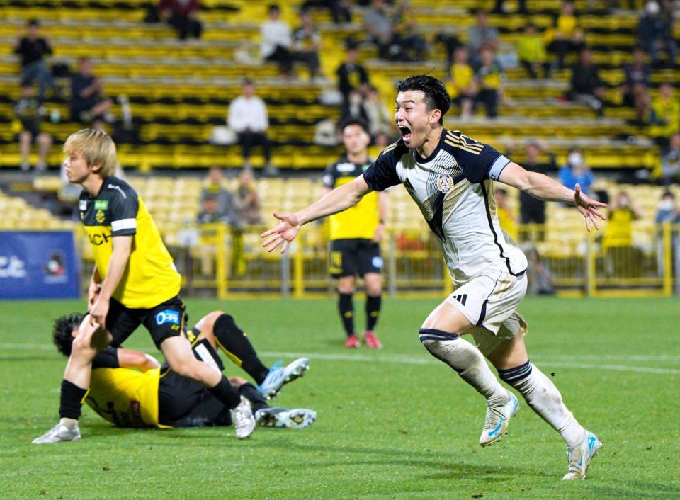 　延長後半、先制ゴールを決め、駆け出す東洋大・山之内（右）