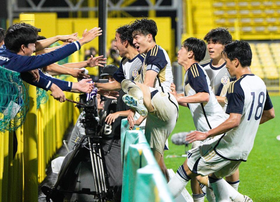 　延長後半、先制ゴールを決め、大喜びの東洋大・山之内（中央）ら