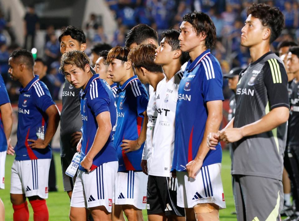 　ラインメール青森に敗れ、厳しい表情の横浜Ｍの選手たち