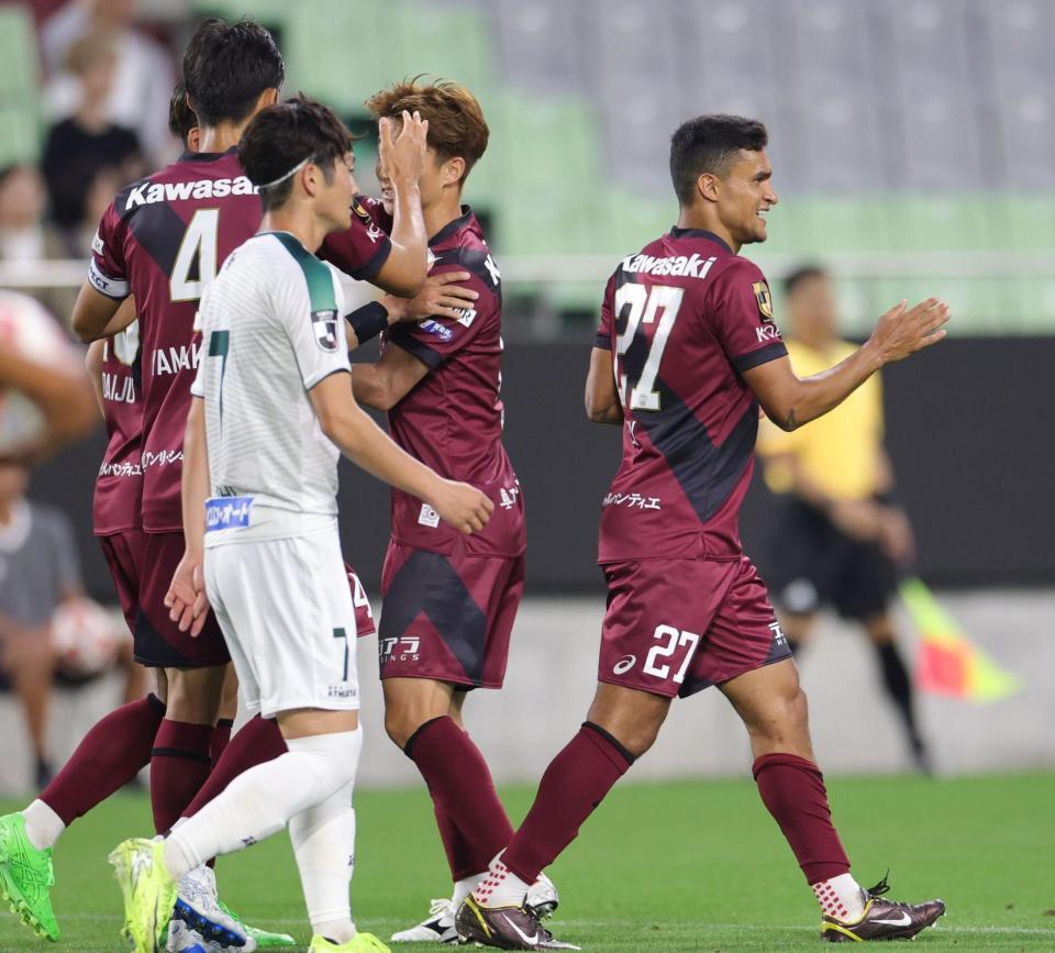 　前半、オウンゴールで先制し、喜ぶエリキ（右）ら