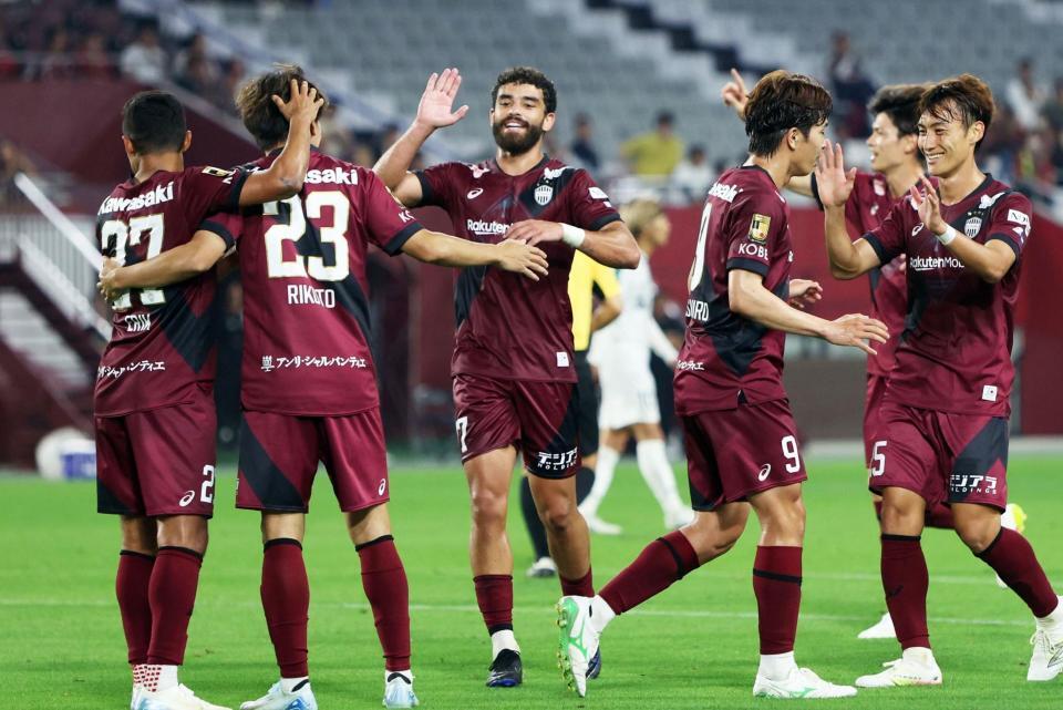 　後半、広瀬（２３）のゴールで４ー１とリードを広げ、喜ぶ神戸イレブン