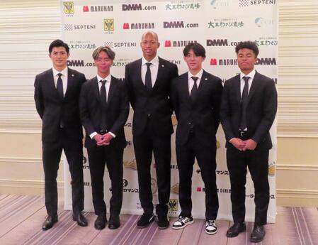 　２０２４－２０２５シーズン報告会を行ったシントトロイデンのＤＦ谷口彰悟（左から１人目）ら