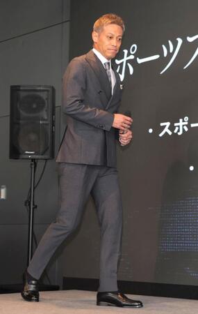 　登壇する本田圭佑（撮影・吉澤敬太）