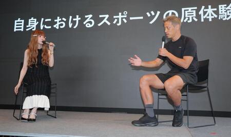 　益若つばさ（左）とトークする本田圭佑（撮影・吉澤敬太）