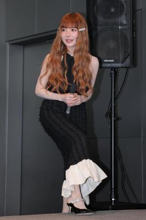 　本田圭佑とのトークショーに登壇した益若つばさ（撮影・吉澤敬太）