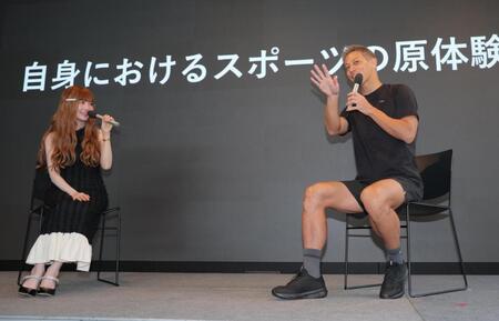 　益若つばさ（左）と温泉トークで盛り上がる本田圭佑（撮影・吉澤敬太）