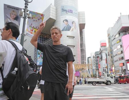 　ゴールの渋谷１０９を前にし、記念撮影する本田圭佑（撮影・吉澤敬太）