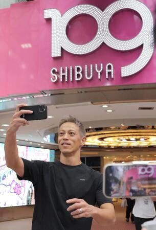 　ゴールの渋谷１０９に到着し、笑顔で自撮りする本田圭佑（撮影・吉澤敬太）