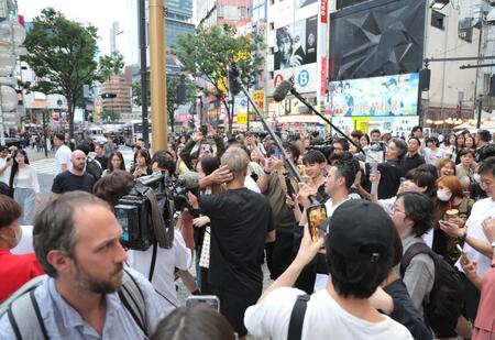 　突然現れた本田圭佑（中央）に驚く渋谷の人々（撮影・吉澤敬太）