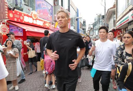 　原宿・竹下通りをゲリラで走る本田圭佑（撮影・吉澤敬太）