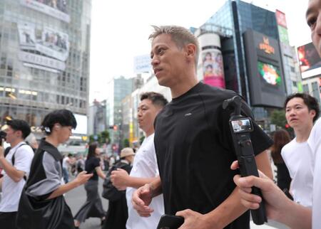 　渋谷スクランブル交差点を走る本田圭佑（撮影・吉澤敬太）
