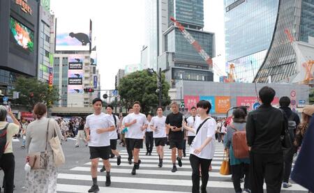 　渋谷のスクランブル交差点を走る本田圭佑（中央）＝撮影・吉澤敬太