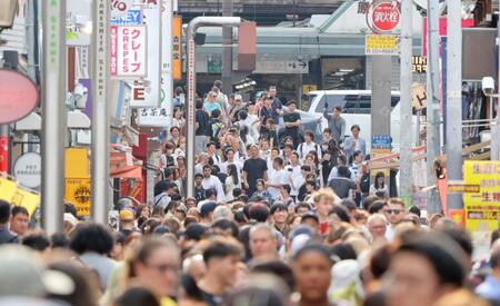 　人で溢れかえる原宿の竹下通りに現れた本田圭佑（中央）＝撮影・吉澤敬太