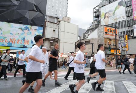 　渋谷の街を走る本田圭佑（中央）＝撮影・吉澤敬太