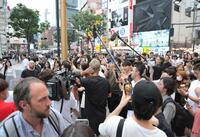 　突然現れた本田圭佑（中央）に驚く渋谷の人々（撮影・吉澤敬太）