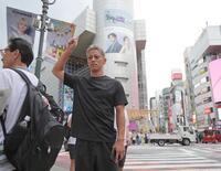 　ゴールの渋谷１０９を前にし、記念撮影する本田圭佑（撮影・吉澤敬太）