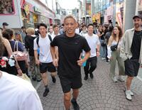 　原宿・竹下通りをゲリラで走る本田圭佑（撮影・吉澤敬太）