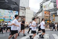 　渋谷の街を走る本田圭佑（中央）＝撮影・吉澤敬太