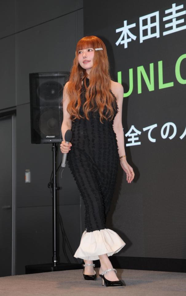 本田圭佑とのトークショーに登壇した益若つばさ＝東京・渋谷のＰＢＯＸ（撮影・吉澤敬太）