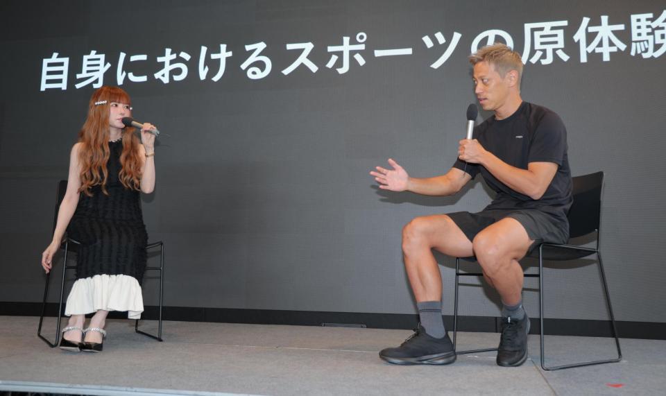 　益若つばさ（左）とトークする本田圭佑（撮影・吉澤敬太）