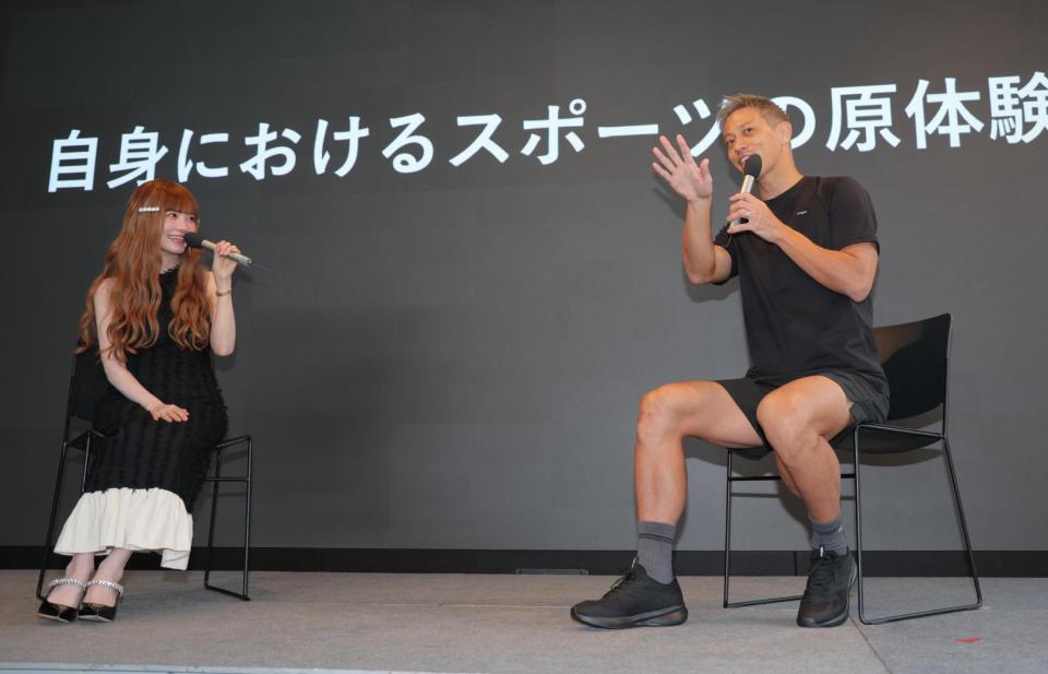 　益若つばさ（左）と温泉トークで盛り上がる本田圭佑（撮影・吉澤敬太）